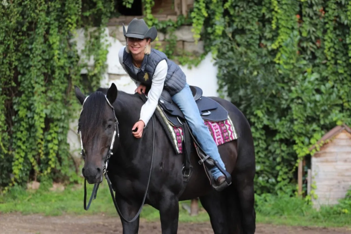 Porträt von Lisa Georgi, Westernreittrainer im SaddleWorld-Trainerprogramm